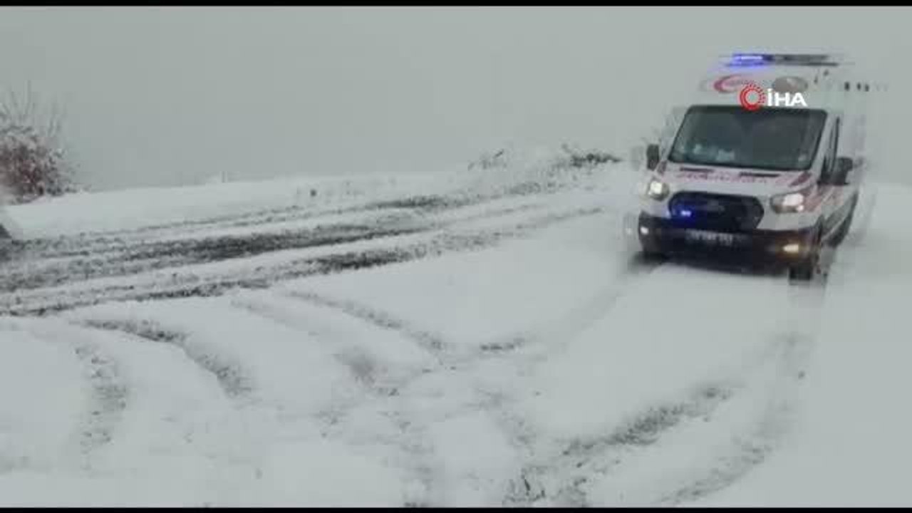 Karda kapanan yolda mahsur kalan ambulans, TEDAŞ ekibi ve 12 işçi kurtarıldı