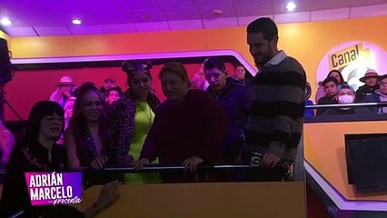 Con tremendo beso, así la recibe Víctor