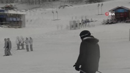 Uludağ'da gündüz kayak, gece ateş başında sohbet keyfi