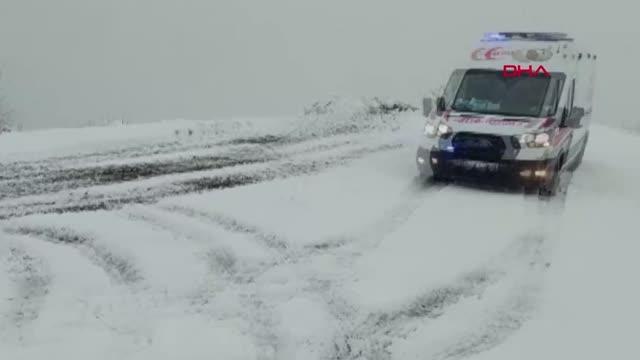 SİİRT'TE KARA SAPLANAN AMBULANS VE MEVSİMLİK İŞÇİLERİN OLDUĞU KAMYONET KURTARILDI