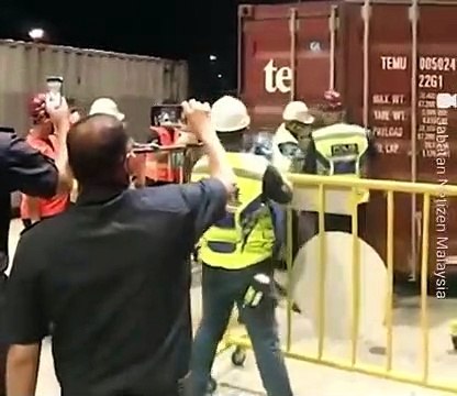 Brincando de esconde-esconde, jovem vai parar em outro país após ficar trancado em contêiner