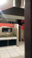 Natal fora de época: Ladrão tenta invadir restaurante e fica preso na chaminé