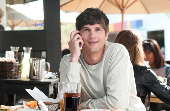 Ashton Kutcher se disculpó con Harry Styles por un intercambio incómodo en una fiesta de karaoke