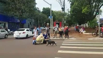Gentileza quase termina em tragédia: Mulher fica ferida ao ser atropelada no Centro