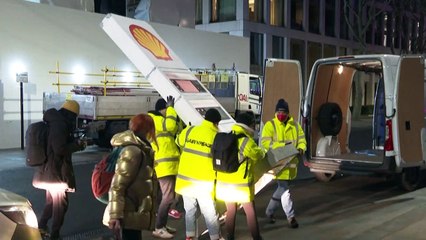 Greenpeace manifeste devant le siège social de Shell à Londres après l'annonce d'un bénéfice record