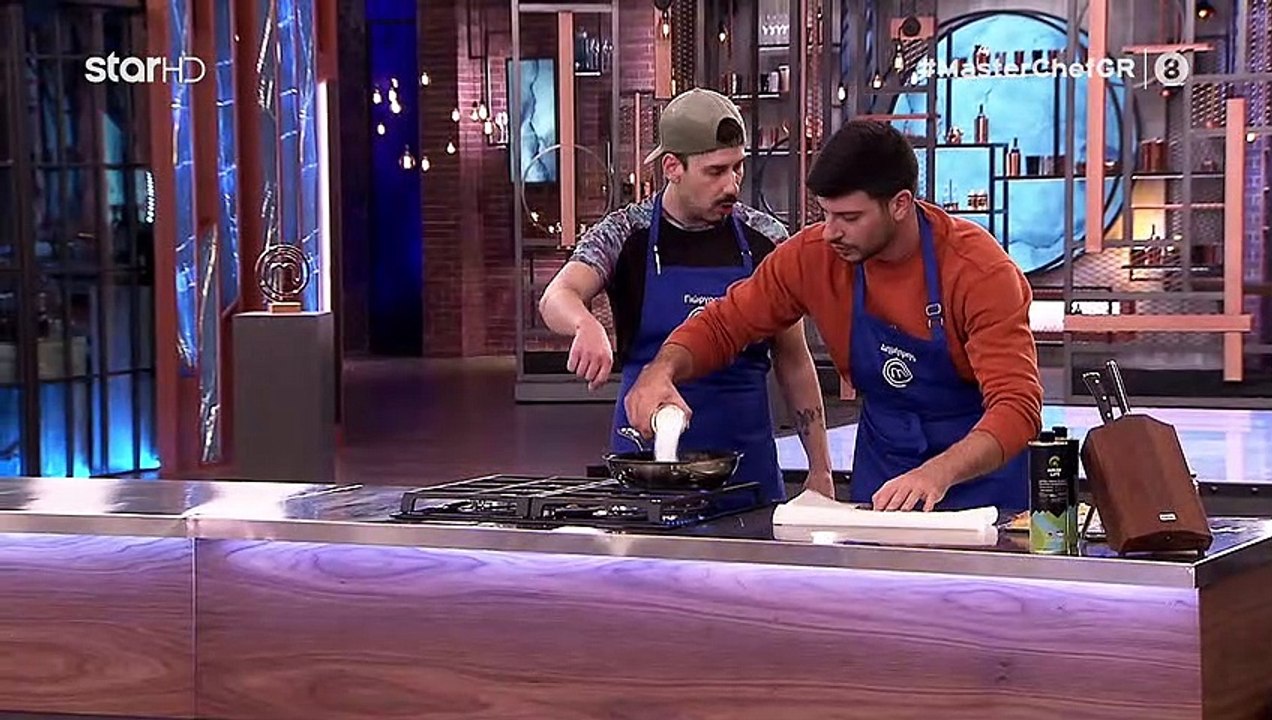 MasterChef: Έγλειψε το κουτάλι και πήγε να το βάλει μέσα στην κατσαρόλα - Έξαλλος ο Χρήστος