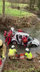Walcourt: une voiture tombe à l'eau