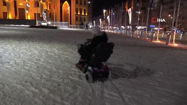 Kar yağışının keyfini kartopu oynayarak çıkardılar