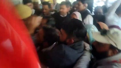 पाळे से फसल खराब हुई तो लहराते हुए एसडीएम कार्यालय पहुंचे किसान