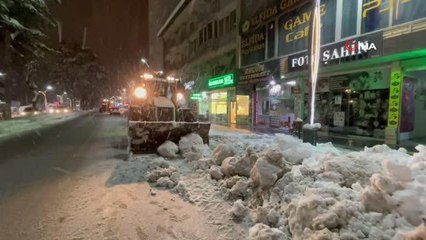 Tatvan'da karla mücadele çalışmaları aralıksız sürüyor