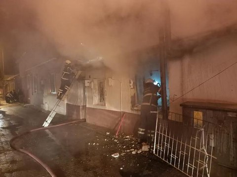 EDİRNE'DE TEK KATLI EV YANGINDA KULLANILAMAZ HALE GELDİ