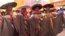 Mujeres indígenas de Chiapas bailan en conmemoración del Día de la Candelaria