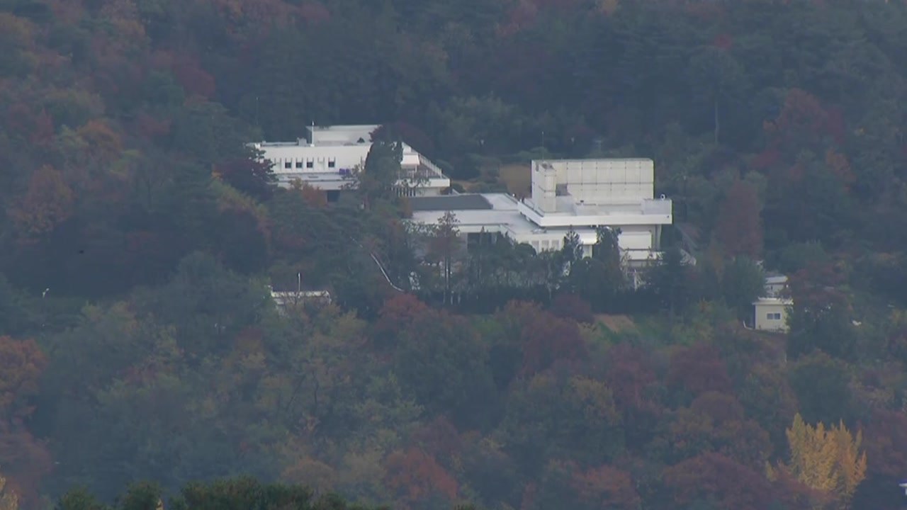 [뉴스라이브] "관저 이전 천공 개입"...대통령실 "사실 아냐" / YTN