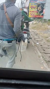 Cô gái hết xăng dắt bộ trên đường liền được chàng trai 1 chân giúp đỡ: Trời lạnh vẫn thấy ấm lòng