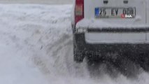 Erzurum'da etkisini gösteren kar sürücüleri zor durumda bıraktı