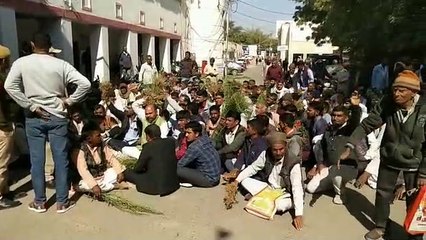 कलक्ट्रेट पर किसान व पुलिस के बीच हुई तनातनी