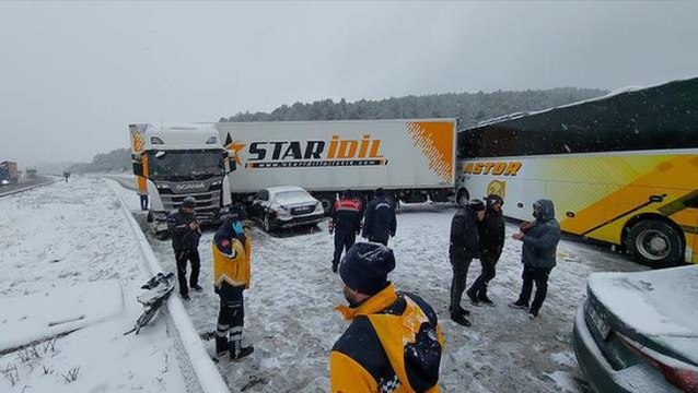 Son Dakika: Bolu'da zincirleme kaza! İstanbul istikameti ulaşıma kapandı, yaralılar var