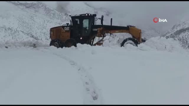 Şırnak'ta kar esareti devam ediyor, kalınlığı bir metreyi geçti