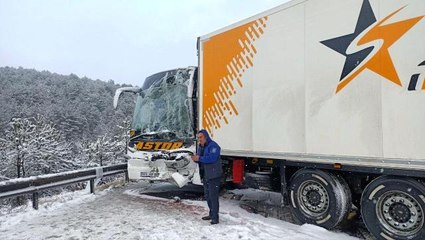 Bolu'da kayganlaşan yolda 6 araç zincirleme kazaya karıştı: 5 yaralı