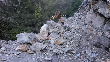 Heyelanın kapattığı yola ekipler müdahale etti