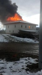 Bursa'da iki katlı ev alev alev yandı
