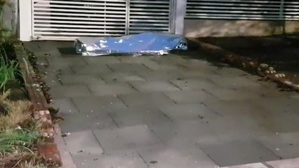 Homem é encontrado morto em frente ao portão de uma residência no bairro Turispaque