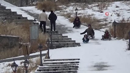 Kars'ta kızağını kapan çocuklar yokuşlara koştu