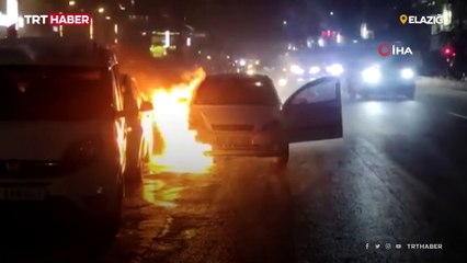 Yanan otomobili yol kenarına çekince başka otomobili de yaktı