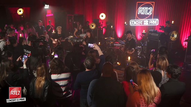 Izïa inteprète Mon cœur lors de son Concert Très Très Privé RTL2 au studio Ferber