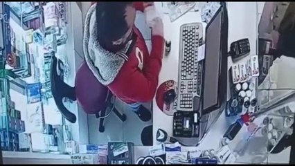 BAĞCILAR'DA ÇALIŞTIĞI ECZANEDEN 150 BİN LİRA ÇALDI GÜVENLİK KAMERASINA YAKALANDI