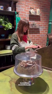 Laetitia Hugues visite la Friends Experience à Paris Expo, Porte de Versailles. Le 2 février 2023.