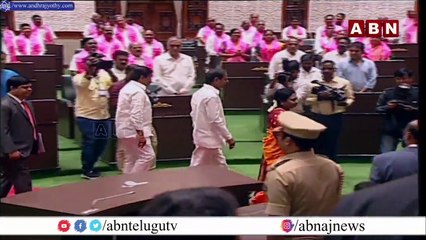 ద‌గ్గ‌రుండి మ‌రీ.. అసెంబ్లీలో గ‌వ‌ర్న‌ర్-కేసీఆర్ || CM KCR Welcomes Governor Tamilisai Soundararajan