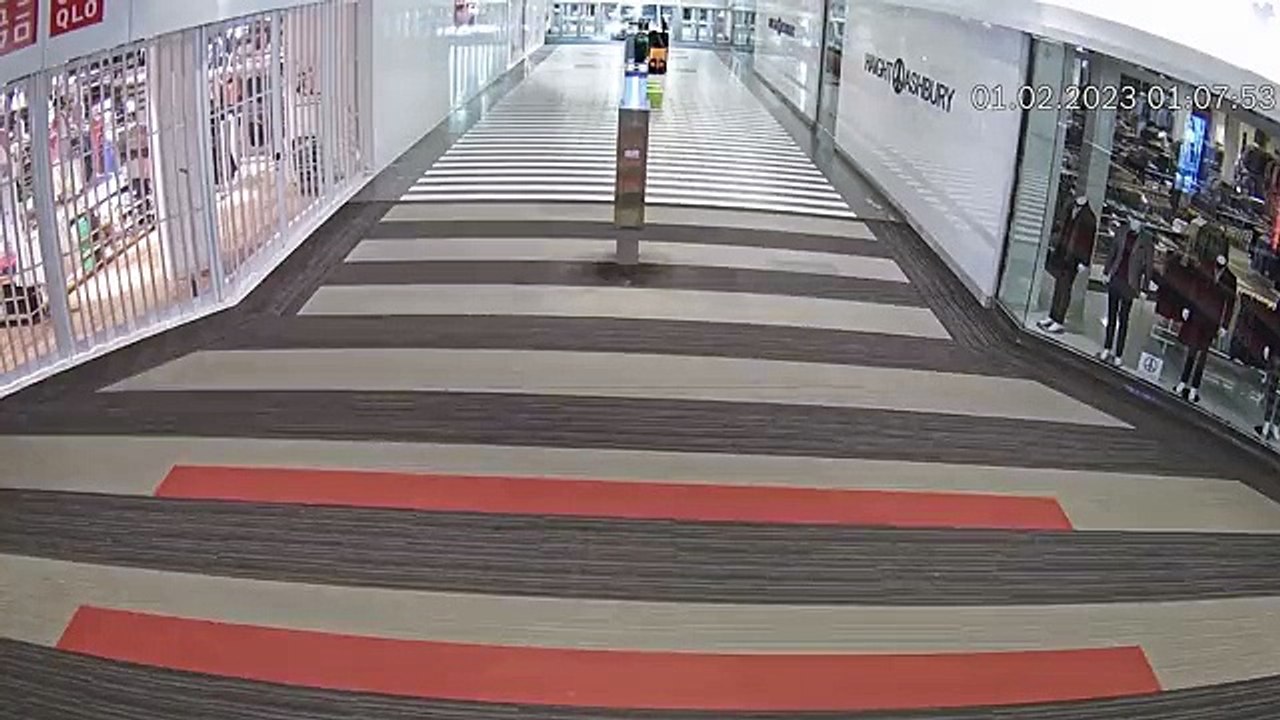 Assaltantes invadem centro comercial com carro...