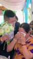 Bà mẹ khóc nghẹn khi thấy con trai LGBT hạnh phúc trong ngày lấy chồng