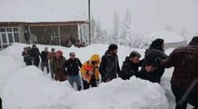 KARDAN YOLU KAPALI KÖYDEKİ ŞEKER HASTASI KADIN İÇİN SEFERBER OLDULAR