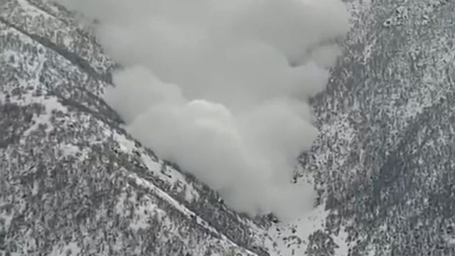 Çığ düşme anı cep telefonuyla görüntülendi