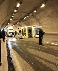 NİĞDE'DE TÜNELDE TIR DEVRİLDİ
