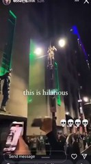 Taraftarların üzerine çıktığı otobüs durağı çöktü