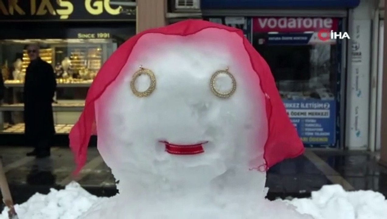 Kardan gelin yaptılar, 400 bin liralık altın taktılar