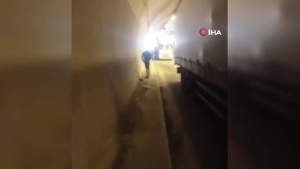 Tünelde tır devrildi, otoyol trafiğe kapandı