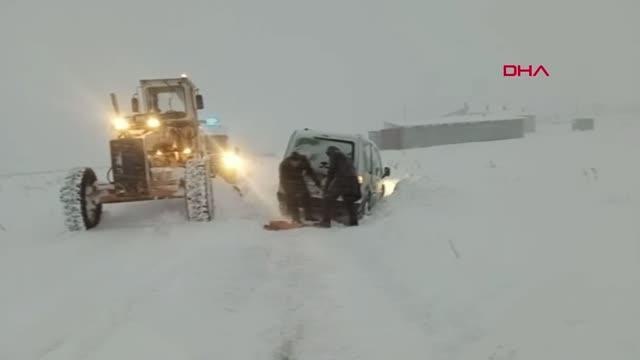 ÖZALP'TE KAMYON YAN YATTI, SARAY'DA 10 ARAÇ YOLDA KALDI