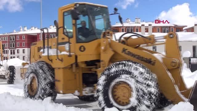 BİTLİS'TE KARLA MÜCADELE ÇALIŞMALARI SÜRÜYOR; BAŞKAN TANĞLAY '24 SAAT SAHADAYIZ'