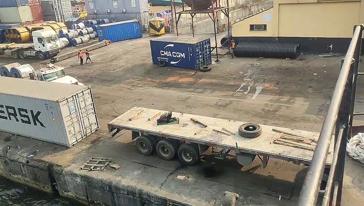 Tırın üstünde namaz kılan nigeryali müslüman.
