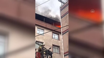Zeytinburnu'da 5 katlı binada yangın çıktı.  4'ü çocuk 7 kişi kurtarıldı