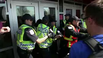 Carré rouge sur fond noir | movie | 2013 | Official Trailer