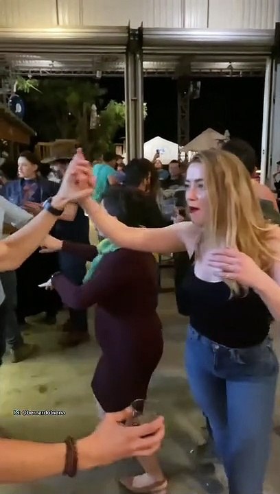 Amber Heard reapareció bailando "Como la flor" de Selena