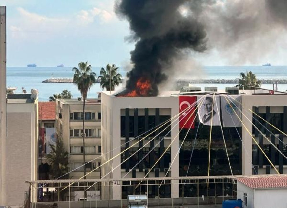 MERSİN'DE AÇILIŞI YAPILAN BELEDİYE HİZMET BİNASINDA YANGIN
