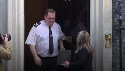 Moment nurses deliver petition calling for ‘fair pay’ to Number 10