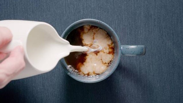 कॉफी में दूध मिलाकर पीना चाहिए या नहीं । कॉफी में दूध मिलाकर पीने के नुकसान । Boldsky