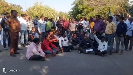 आरटीओ के बाहर अस्थाई ​अतिक्रमणों पर कार्रवाई करने पहुंचा दस्ता, अतिक्रमियों ने किया विरोध